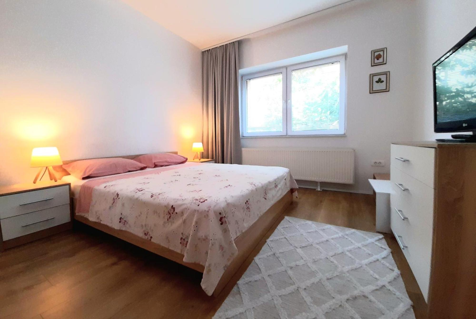 Central Modern Apt With Garden ستروغا المظهر الخارجي الصورة